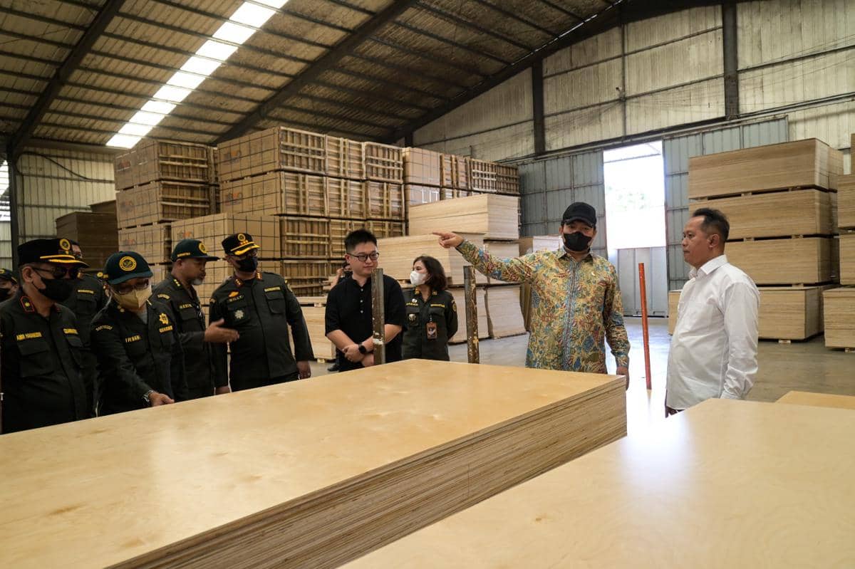 Pabrik PTHMI punya olahan kayu lapis yang siap ekspor ke Amerika Serikat. (IDN Times/Dok Humas Barantin Jateng) 