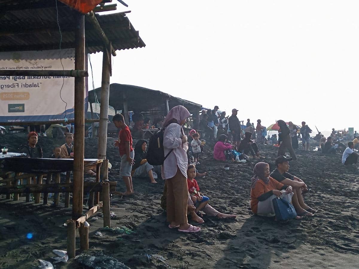 Lapak Pedagang di Bibir Pantai Depok Bantul Semrawut, Wisatawan Kecewa