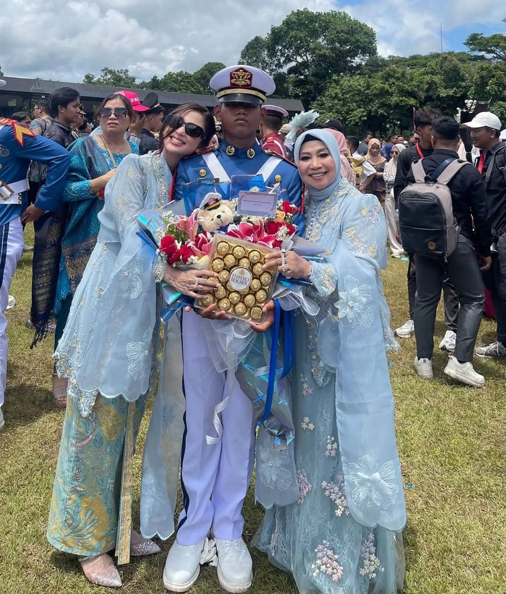 Dewi Perssik di wisuda anak. (instagram.com/dewiperssik9)