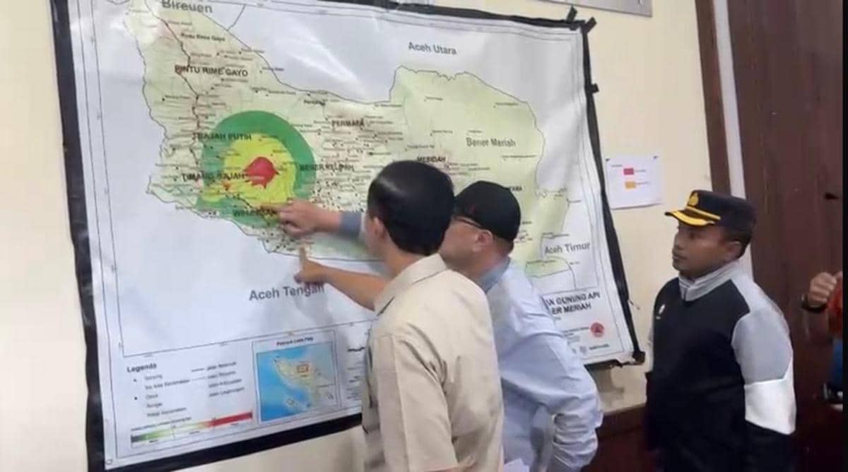 Menteri Transmigrasi M. Iftitah Sulaiman Suryanagara saat meninjau lokasi terdampak banjir di Aceh. (Dok. Kementrans)