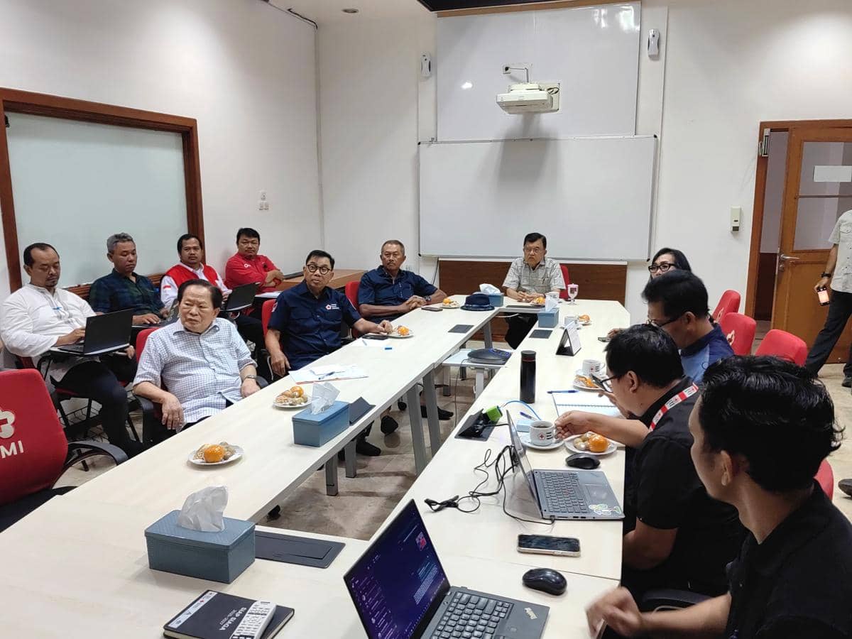 Ketum PMI Jusuf Kalla saat memimpin rapat kordinasi penanganan bencana hidrometrologi dengan pengurus PMI Propinsi Aceh, Sumut dan Sumbar secara virtual di Markas Pusat PMI di Jakarta, Jumat (28/11/2025). (Dok. PMI)