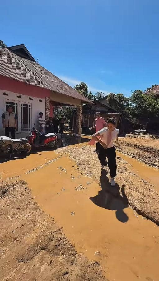 Azizah Salsha ke Lokasi Banjir di Sumatera Barat (instagram.com/andre_rosiade)