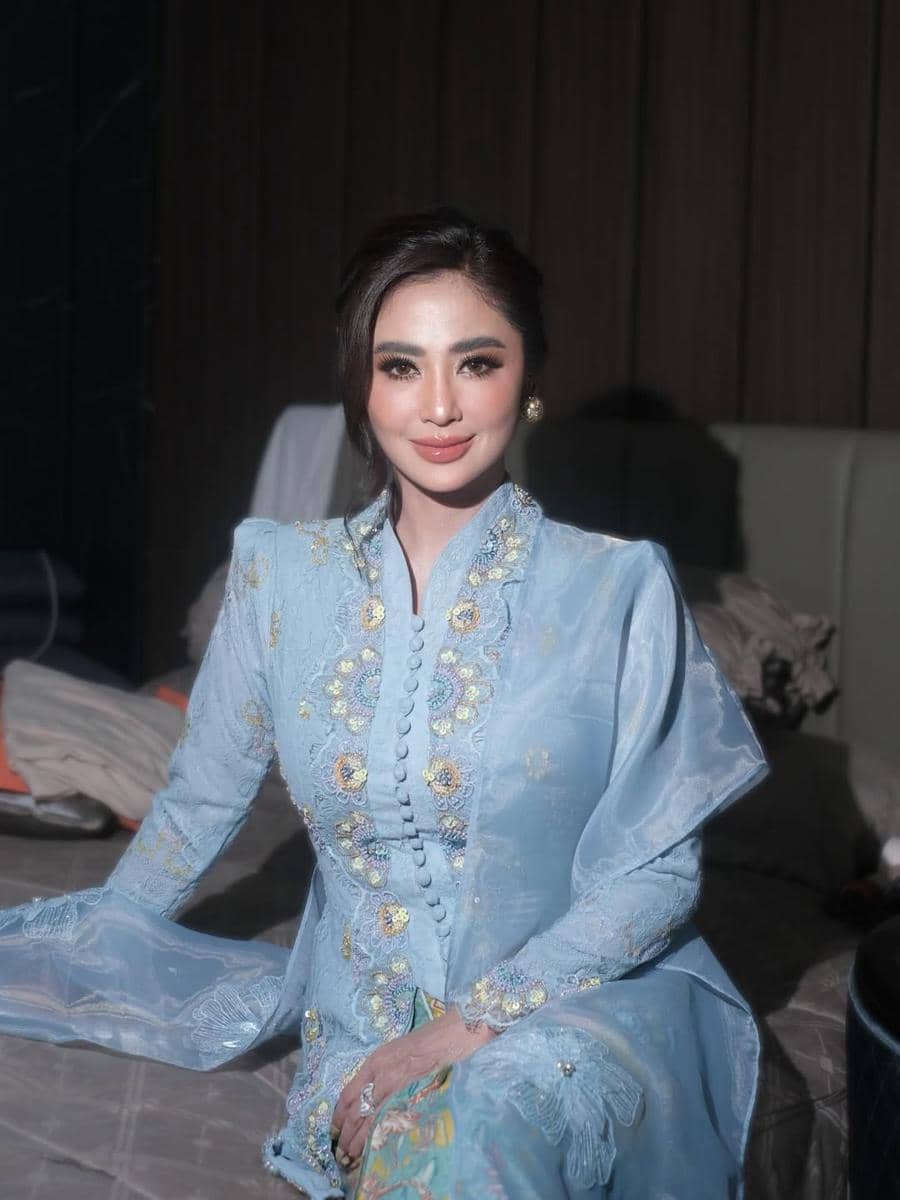 Dewi Perssik di wisuda anak. (instagram.com/dewiperssik9)