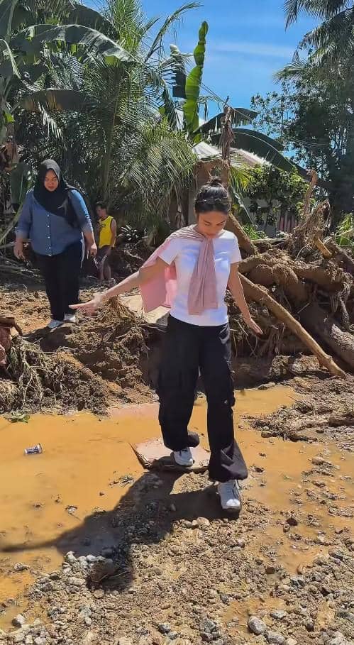 Azizah Salsha ke Lokasi Banjir di Sumatera Barat (instagram.com/andre_rosiade)