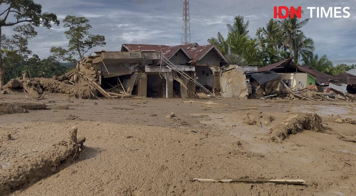 Kondisi reruntuhan rumah di Kecamatan Palembayan, Kabupaten Agam, Minggu (30/11/2025), pasca banjir selama 2 hari.
