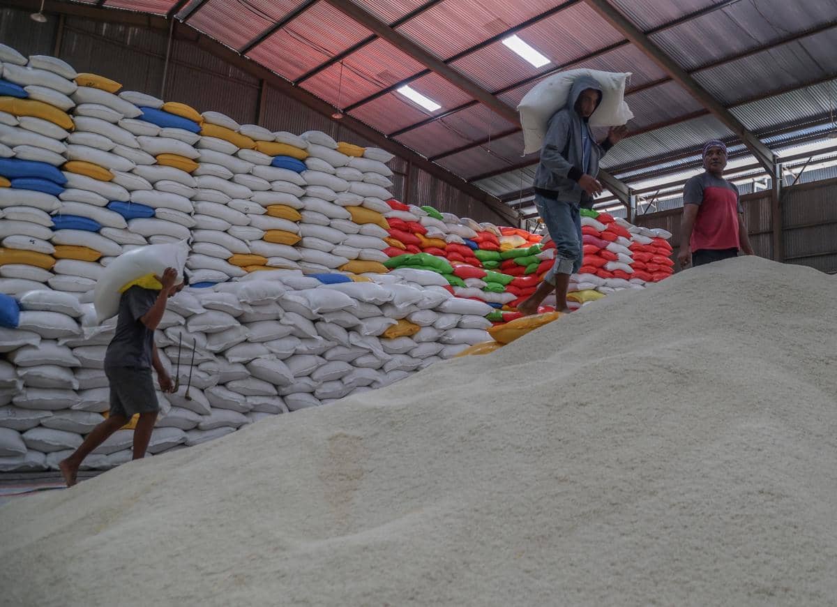 Ilustrasi sejumlah pekerja mengangkat karung beras saat bongkar muat di Gudang Bulog. (ANTARA FOTO/Andri Saputra)
