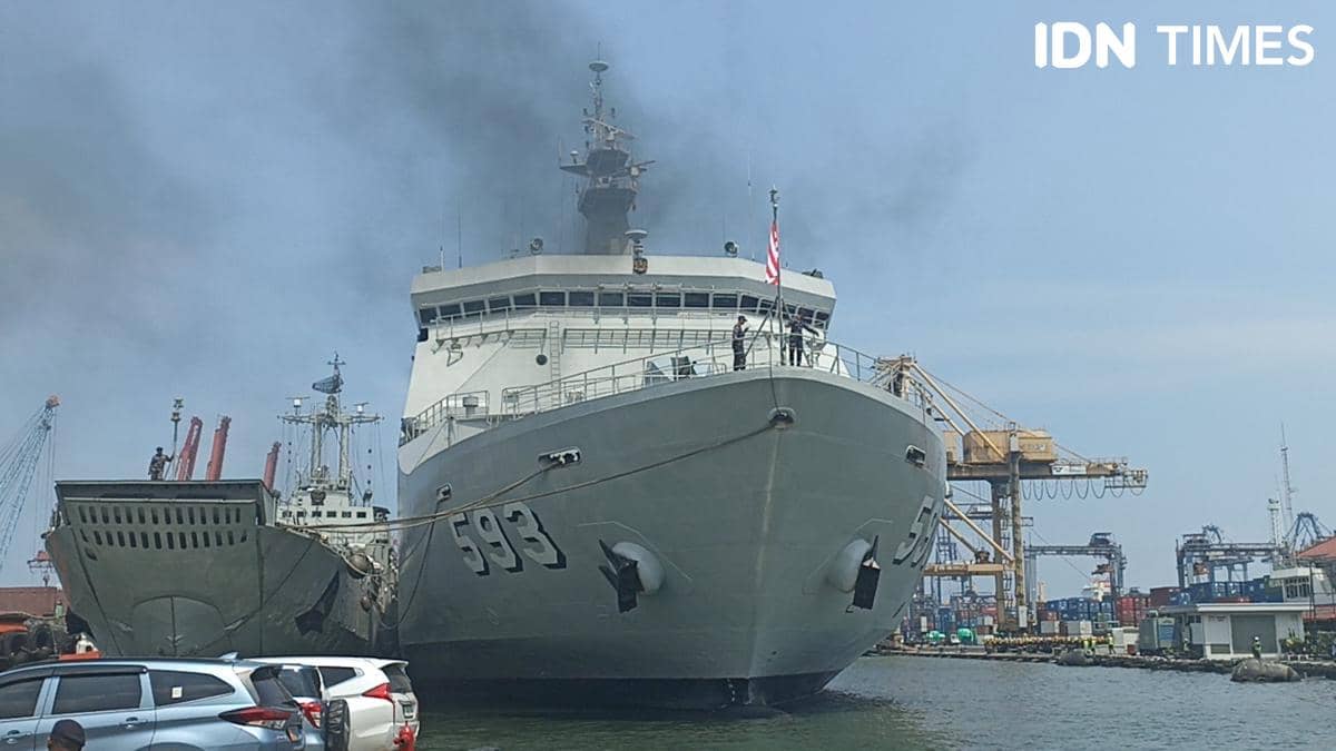 Wakil Gubernur DKI Jakarta Rano Karno bersama Kepala Staf Angkatan Laut (Kasal) Laksamana TNI Muhammad Ali melepas bantuan untuk bencana di Sumatera di Jakarta Utara, Minggu (30/11/2025)/ IDN Times Dini Suciatiningrum .jpg