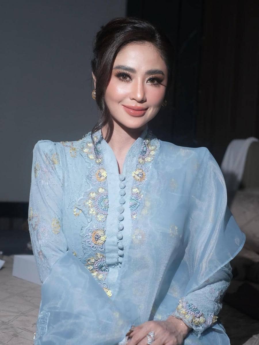 Dewi Perssik di wisuda anak. (instagram.com/dewiperssik9)