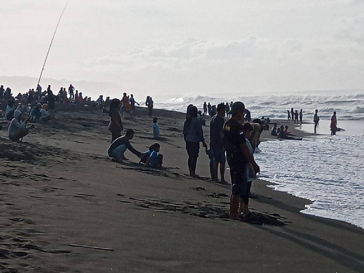 Lapak Pedagang di Bibir Pantai Depok Bantul Semrawut, Wisatawan Kecewa