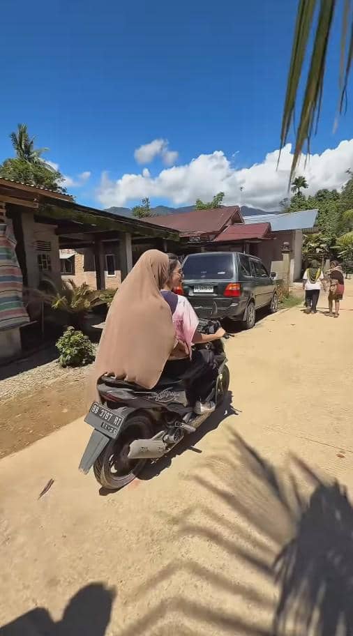 Azizah Salsha ke Lokasi Banjir di Sumatera Barat (instagram.com/andre_rosiade)