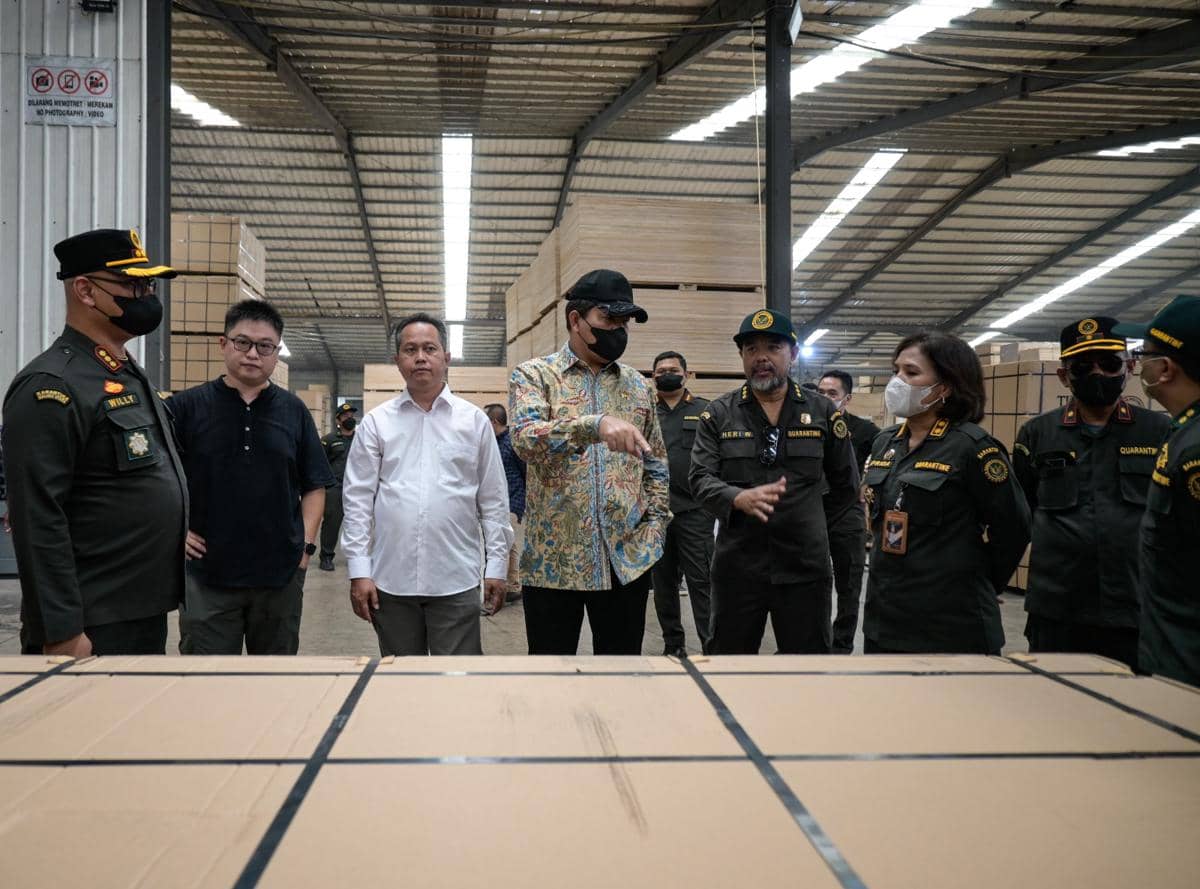 Kepala Barantin Sahat Panggabean mengecek sarana gudang penyimpanan kayu olahan milik PTHMI. (IDN Times/Dok Humas Barantin Jateng) 