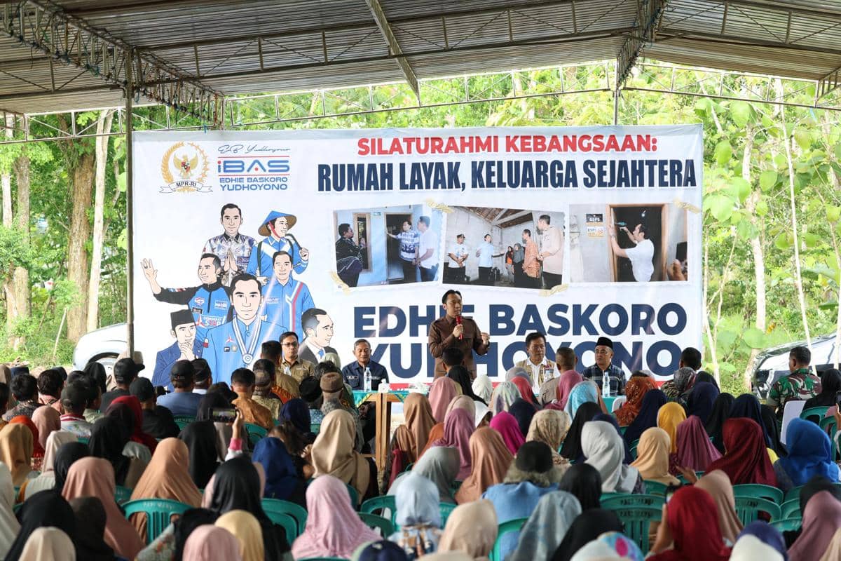Wakil Ketua MPR RI Edhie Baskoro Yudhoyono (Ibas) saat meninjau bantuan BSPS di Pacitan Jawa Timur. (Dok. MPR RI).
