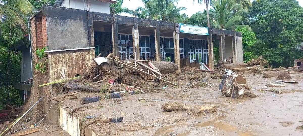 Situasi pasca banjir dan longsor di Kabupaten Agam, Sumatra Barat, Minggu (30/11/2025)