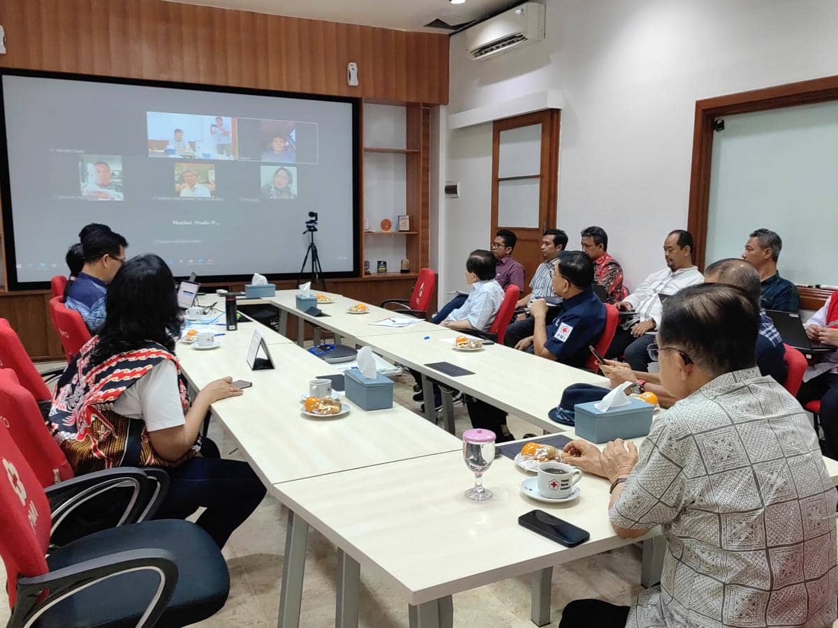 Ketum PMI Jusuf Kalla saat memimpin rapat kordinasi penanganan bencana hidrometrologi dengan pengurus PMI Propinsi Aceh, Sumut dan Sumbar secara virtual di Markas Pusat PMI di Jakarta, Jumat (28/11/2025). (Dok. PMI)