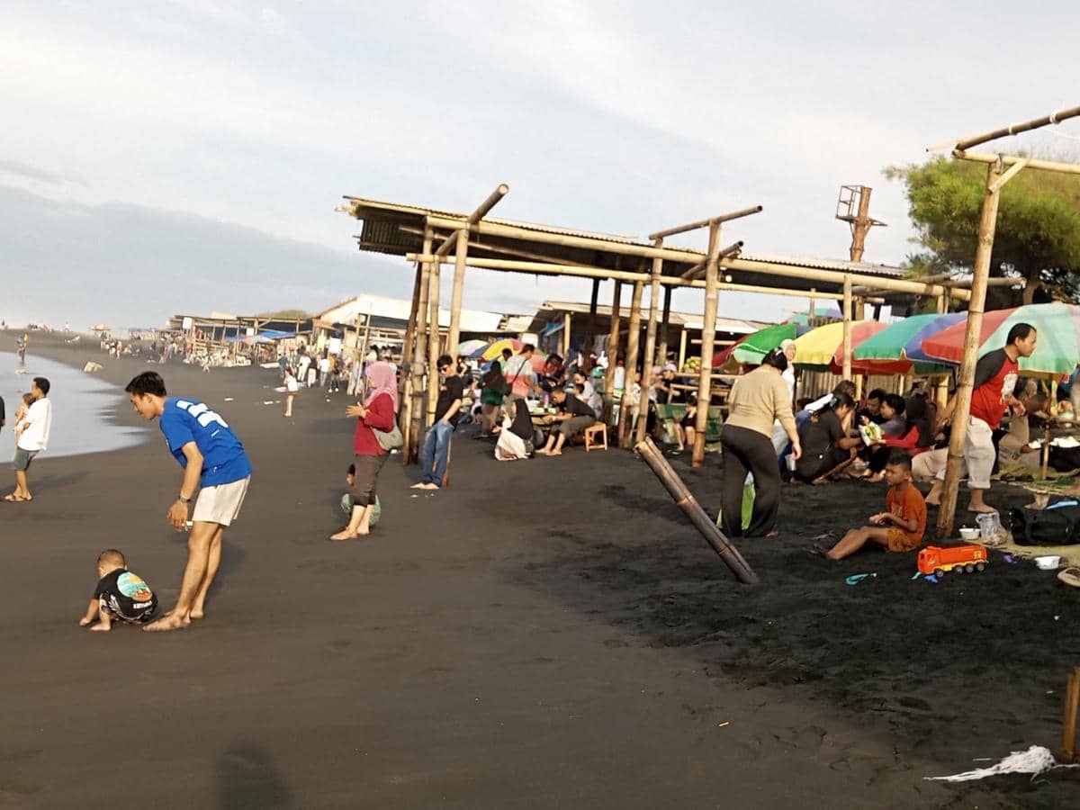 Lapak Pedagang di Bibir Pantai Depok Bantul Semrawut, Wisatawan Kecewa