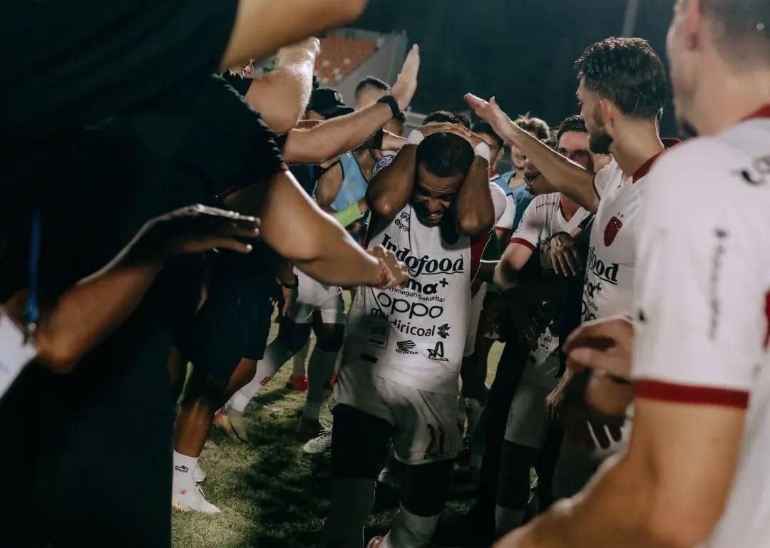 Yabes Roni (tengah) mendapatkan apresiasi rekan-rekannya usai pertandingan. 