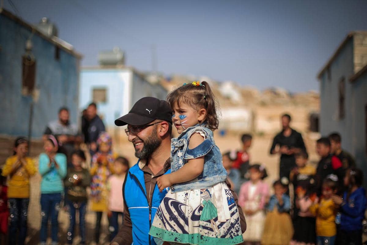 anak digendong relawan