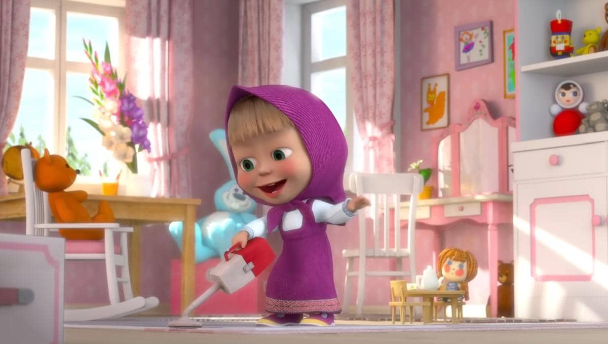 Masha membersihkan lantai kamarnya sendiri dengan vacuum cleaner mini