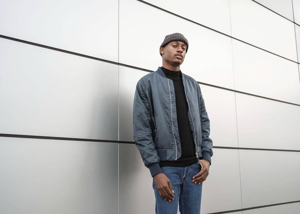 ilustrasi seorang pria mengenakan jaket