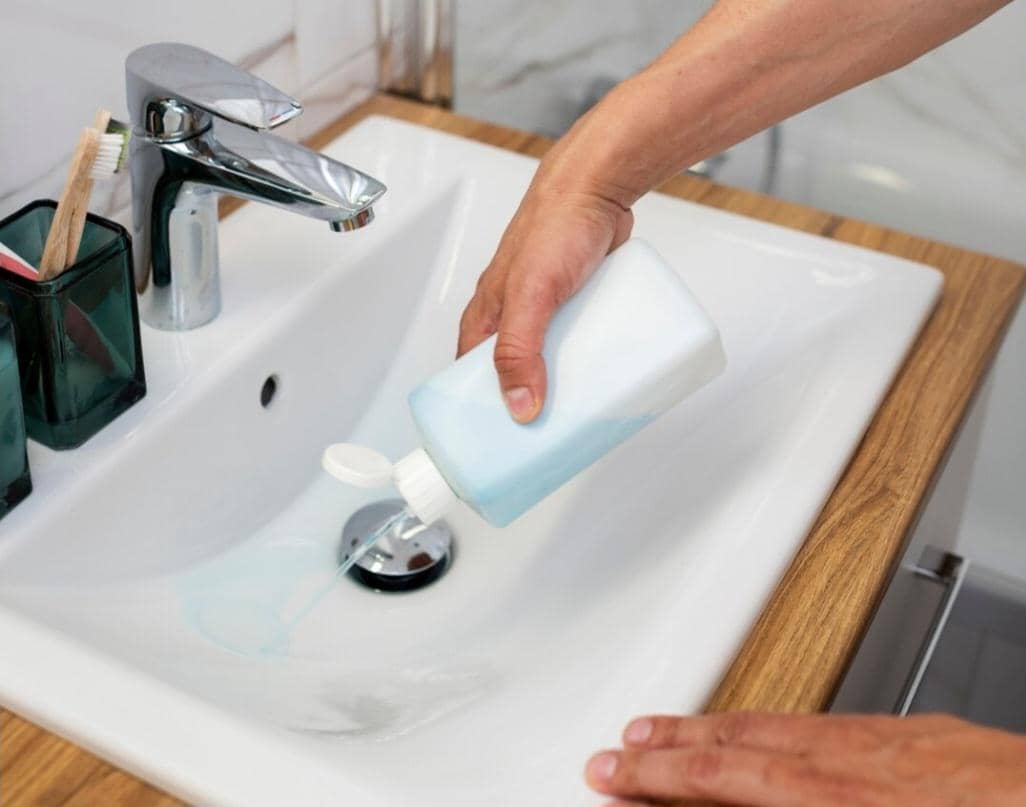 ilustrasi membersihkan wastafel (freepik.com/freepik)