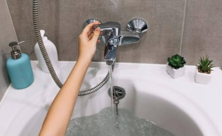 ilustrasi wastafel mampet (freepik.com/freepik)