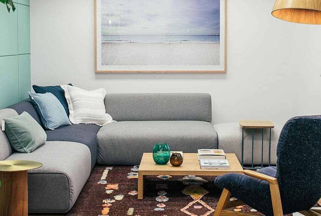 Ilustrasi ruang tamu kecil.