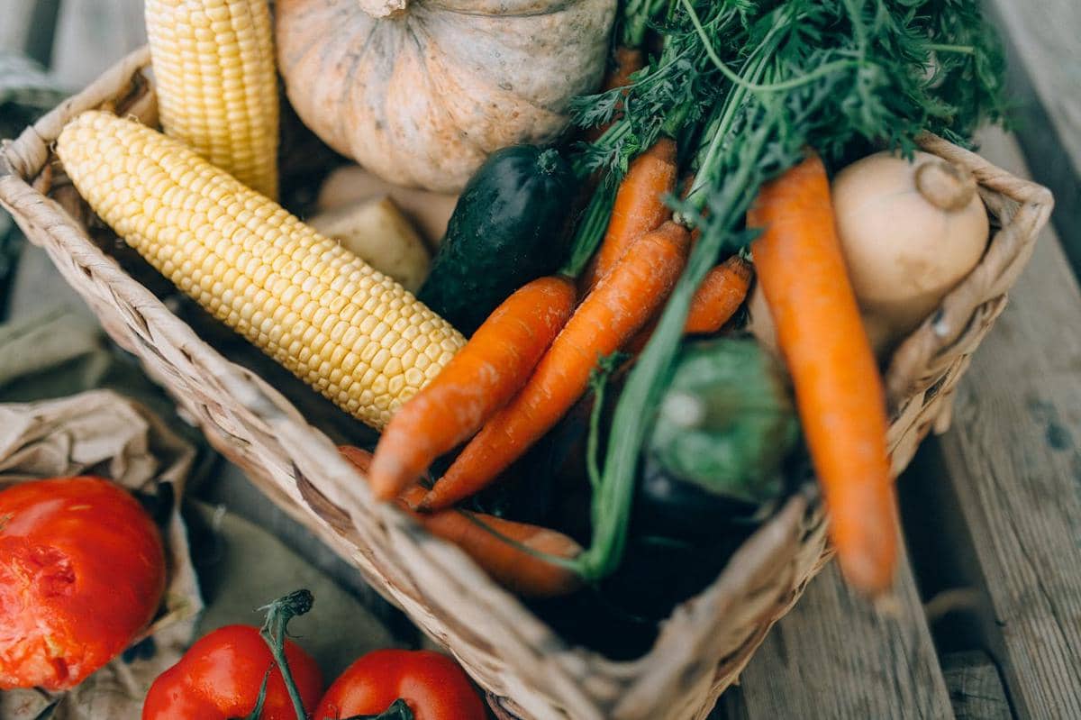 https://www.pexels.com/id-id/foto/panen-vegan-tomat-bahan-5425893/