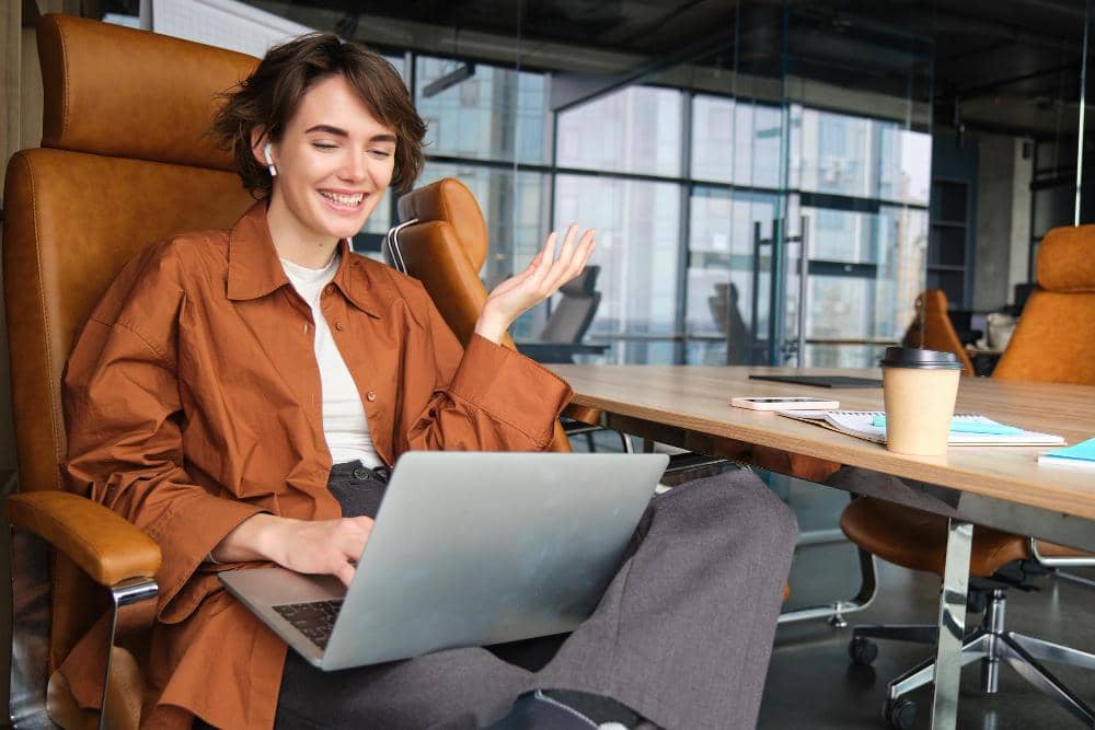 ilustrasi perempuan bersemangat