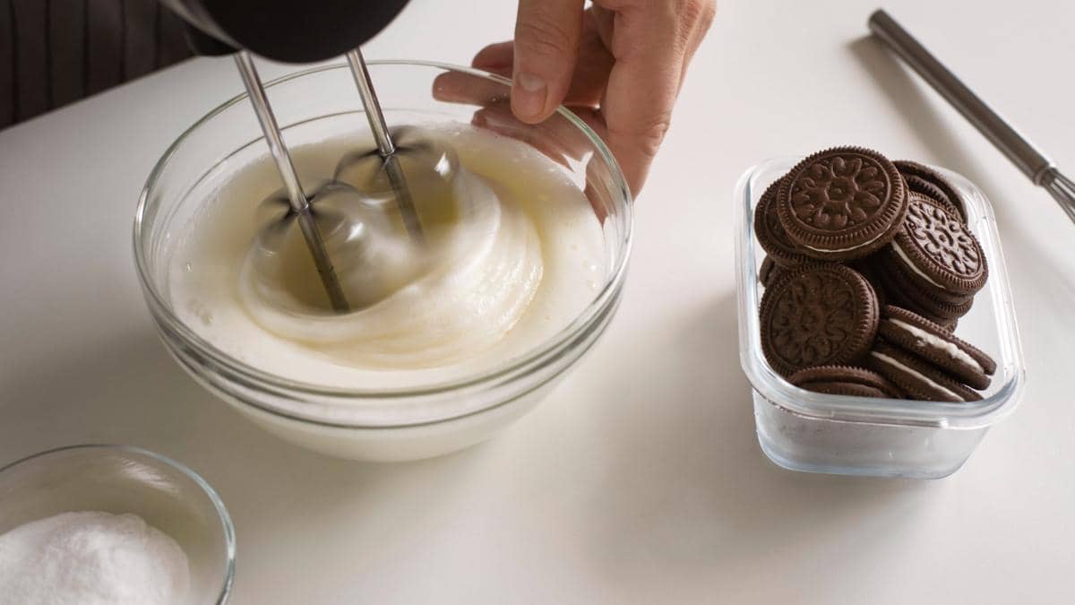 ilustrasi membuat tiramisu cookies and cream