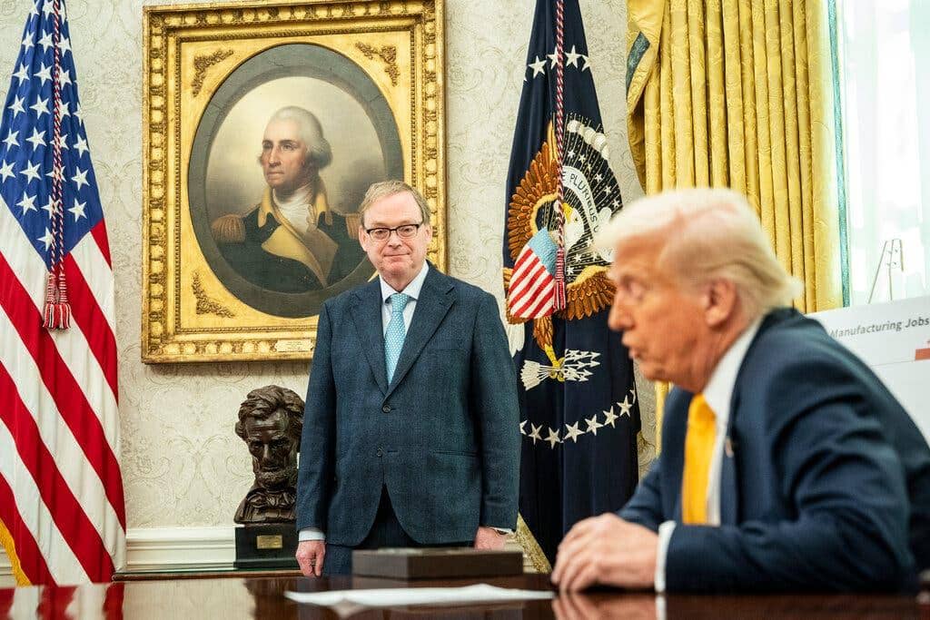 Kevin Hassett, penasihat ekonomi yang dekat dengan Presiden Trump, disebut sebagai kandidat terkuat untuk memimpin The Fed berikutnya.