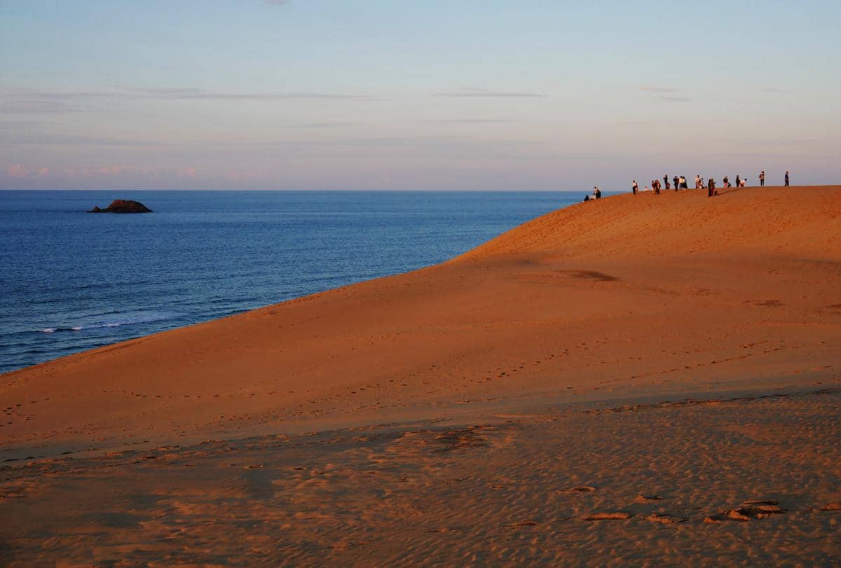 potret hamparan pasir Tottori Sand Dunes yang menjadi bagian penting dari San’in Kaigan UNESCO Global Geopark