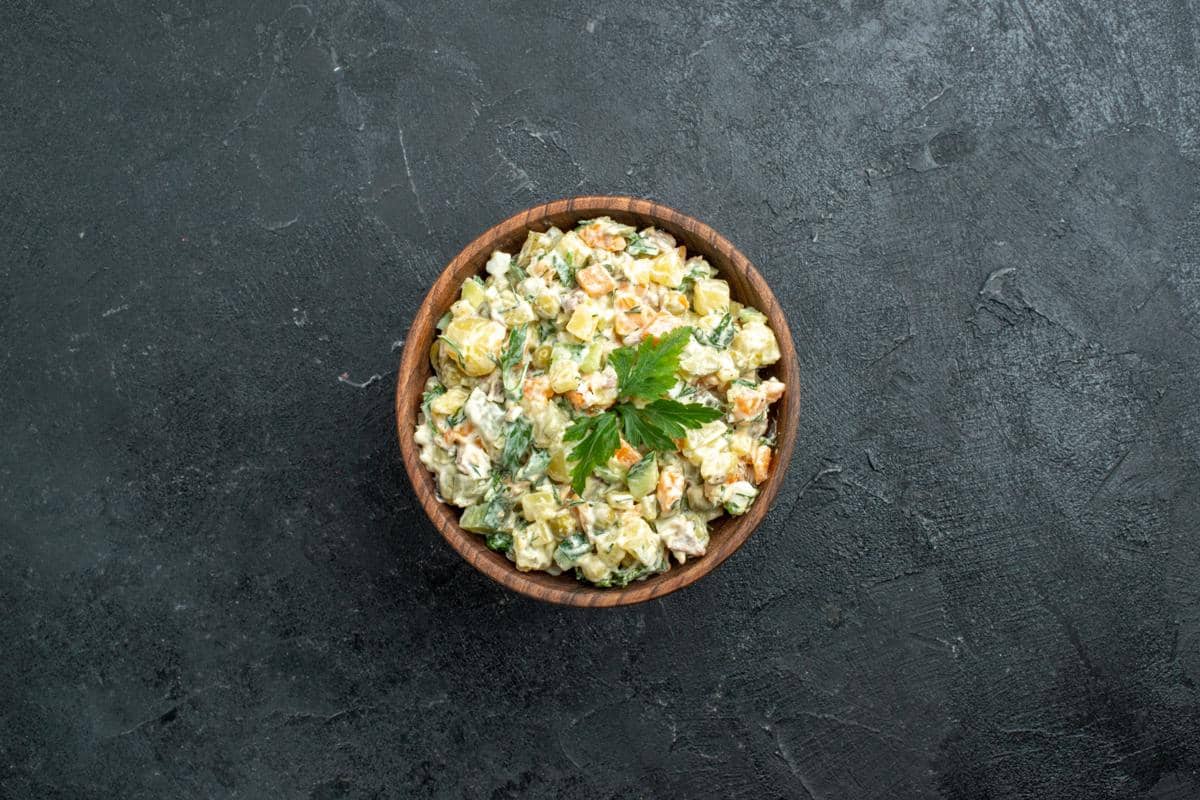 ilustrasi salad kentang dengan telur