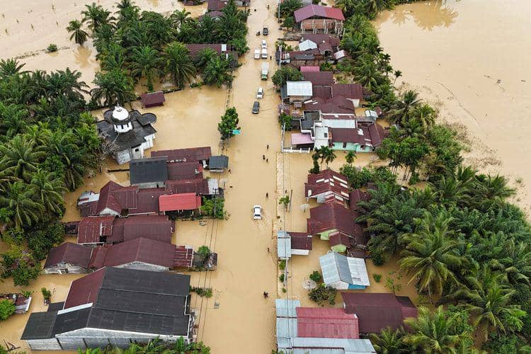 Foto udara melintasi jalan nasional Medan-Banda Aceh yang terendam banjir di Desa Peuribu, Arongan Lambalek, Aceh Bara, Aceh, Kamis (27/11/2025) (ANTARA FOTO/Syifa Yulinnas)