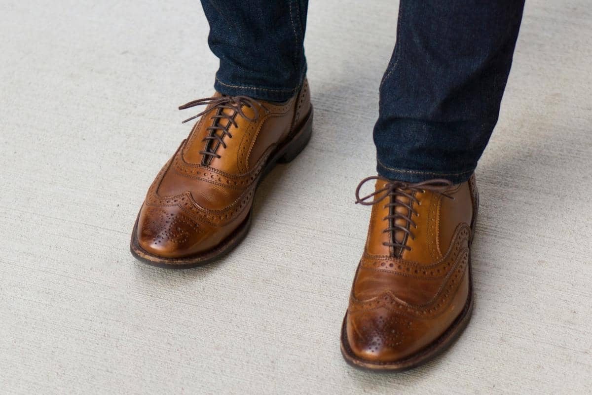 ilustrasi perpaduan sepatu formal dengan jeans 