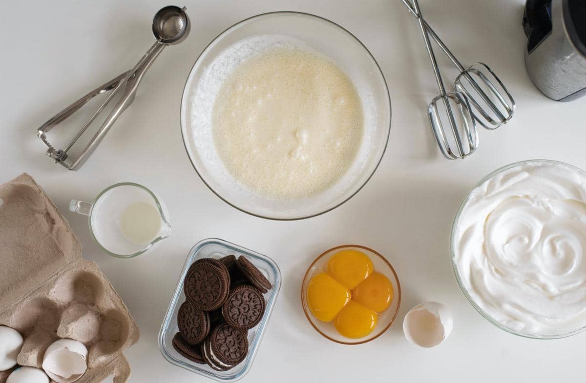 ilustrasi bahan-bahan untuk membuat tiramisu cookies and cream