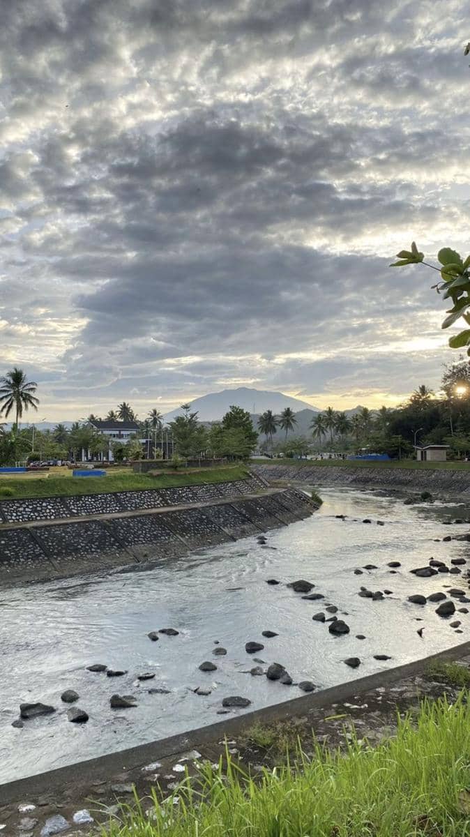 pemandangan sungai sawah dan gunung di sekitar perbatasan