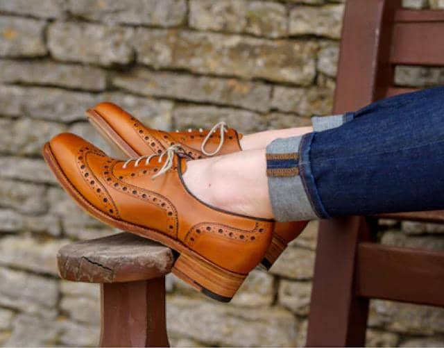 ilustrasi perpaduan sepatu formal dengan jeans