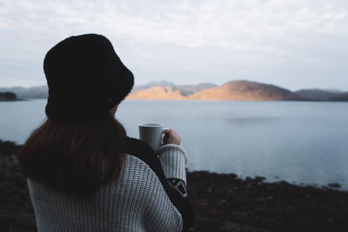 ilustrasi menikmati pemandangan ditemani secangkir kopi
