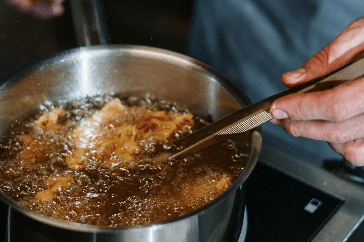 ilustrasi menggoreng