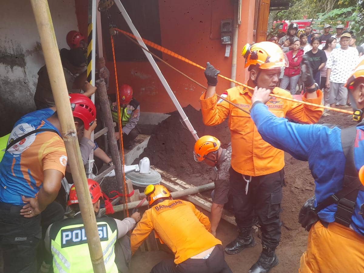 Proses evakuasi tiga penggali septic tank tertimbun. (Dok. Basarnas Yogya)