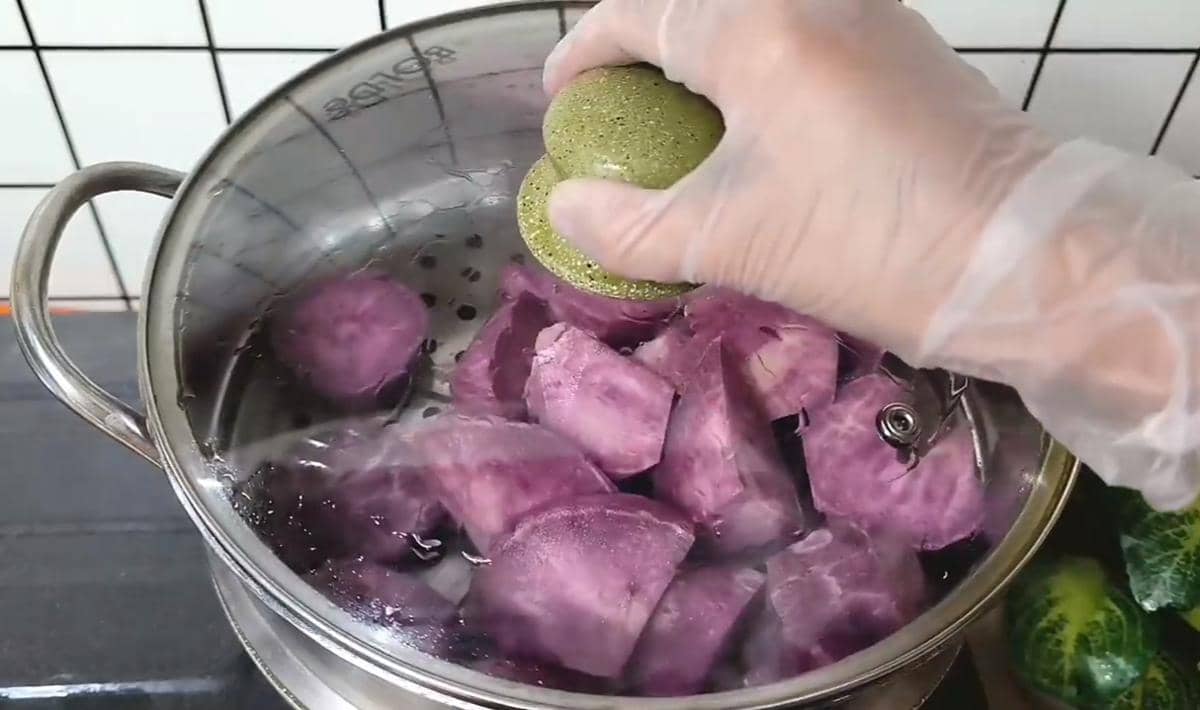 ilustrasi mengukus ubi ungu