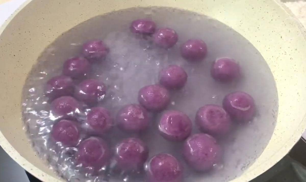 ilustrasi merebus klepon ubi ungu 