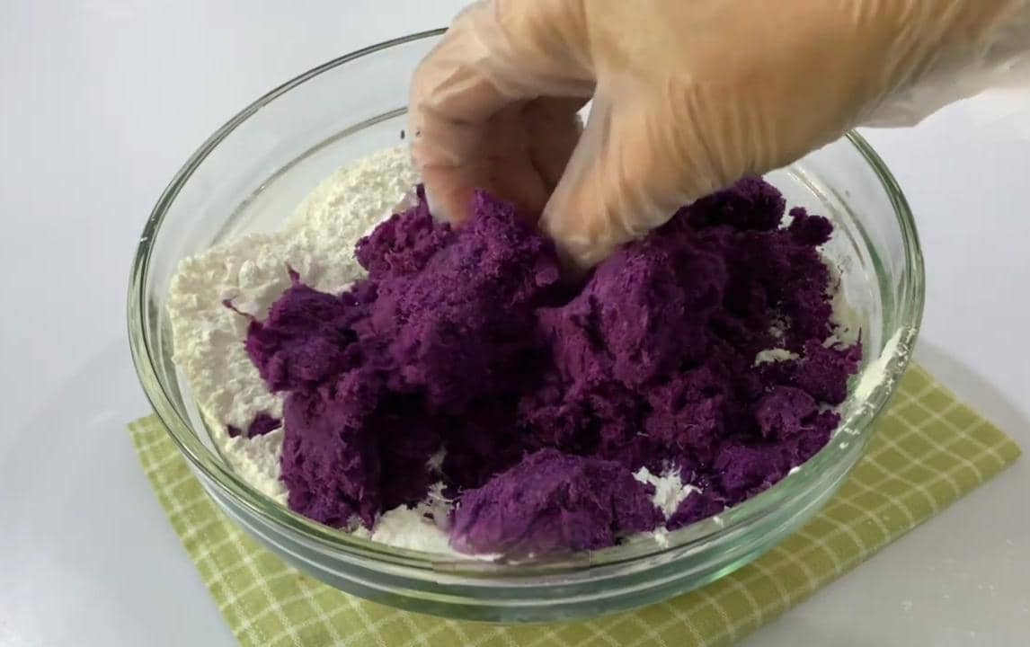 ilustrasi membuat adonan