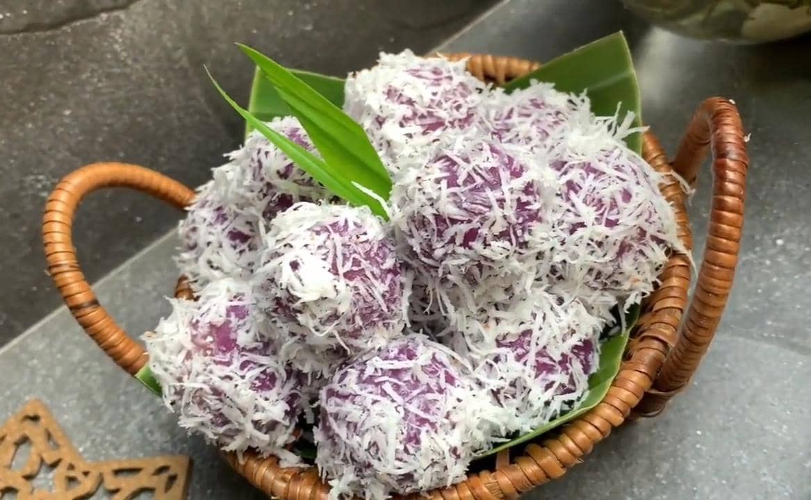 ilustrasi klepon ubi ungu isi gula merah 