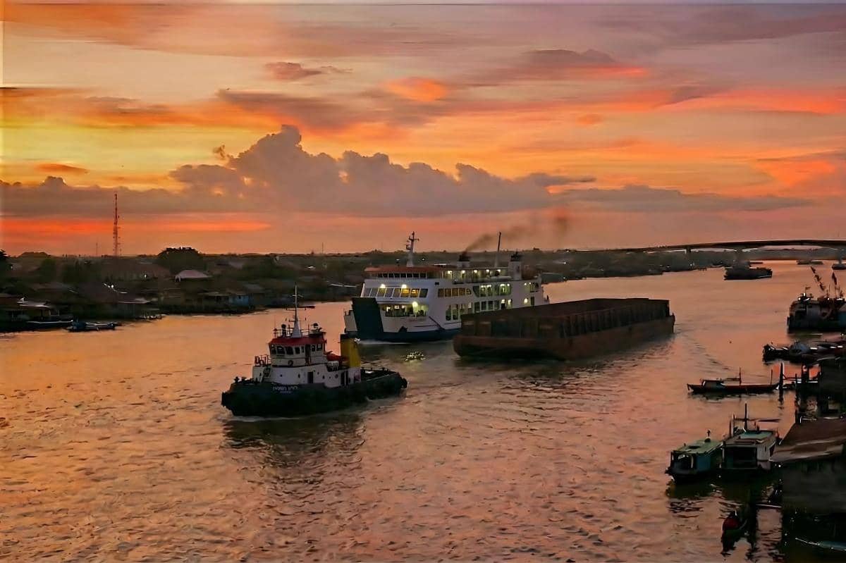Aktivitas kapal-kapal besar di Sungai Kapuas. (Foto : Fahruddin Fitriya)