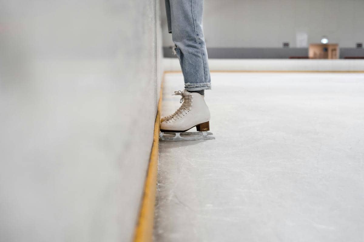 ilustrasi main ice skating dari tepi arena (unsplash.com/Kelli McClintock)