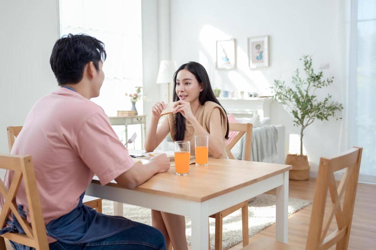 Mengobrol bersama pasangan.