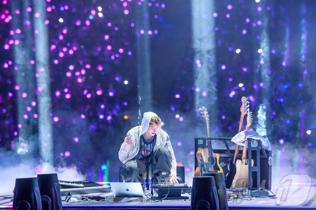 Martin membuka penampilan Cortis dengan live music.