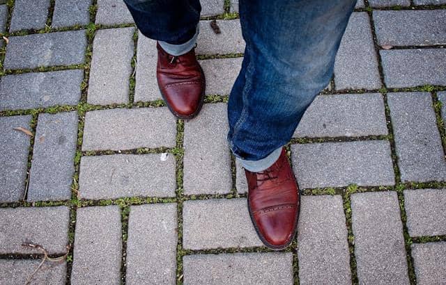 ilustrasi perpaduan sepatu formal dengan jeans