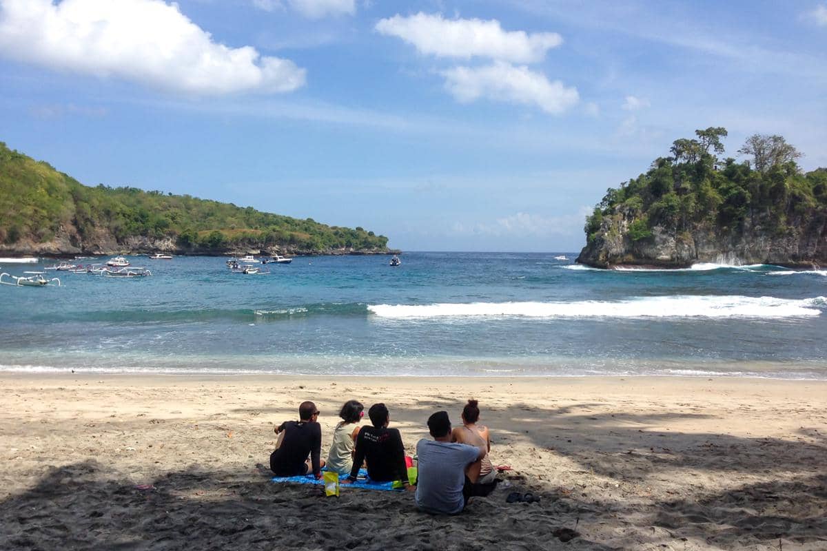 santai di Pantai Crystal Bay Nusa Penida